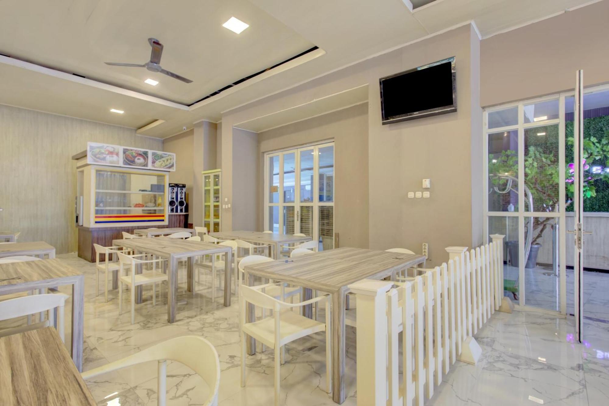 Hotel O Gambir Near Juanda Station Formerly Bunga Dahlia Джакарта Екстер'єр фото